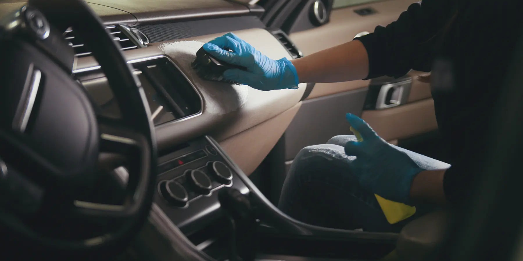 Auto wird innen gereinigt