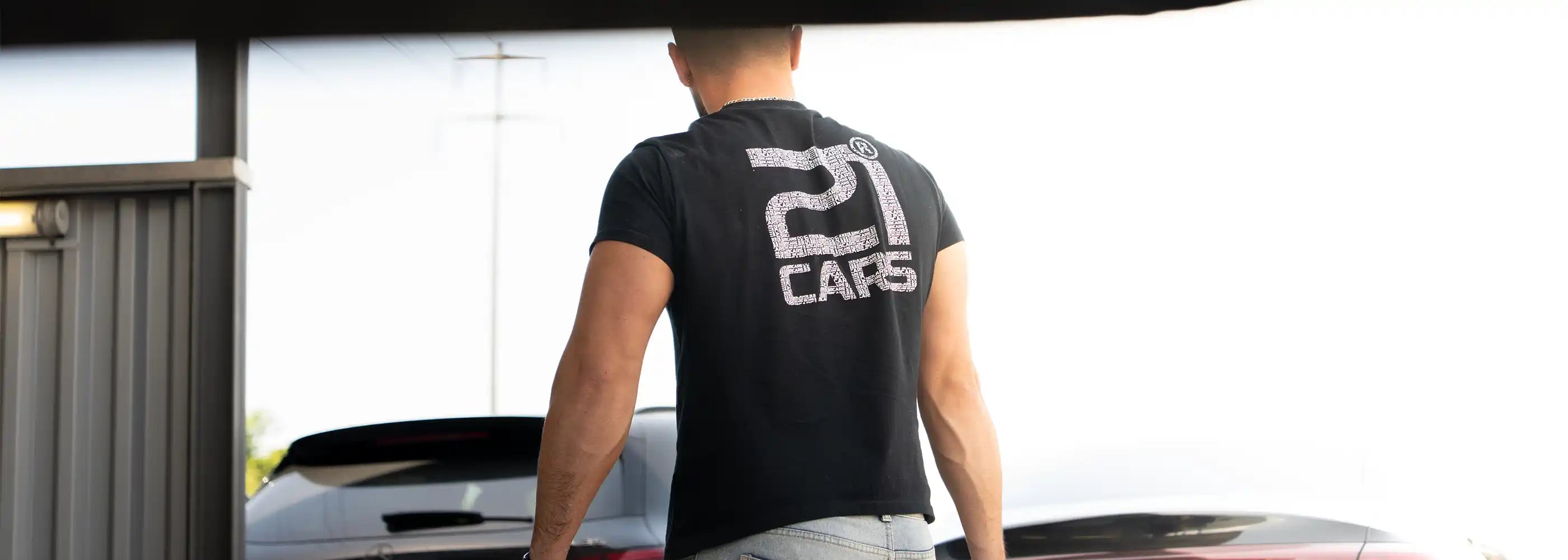 Person mit 21CARS shirt Lifestyle Bild für Footer