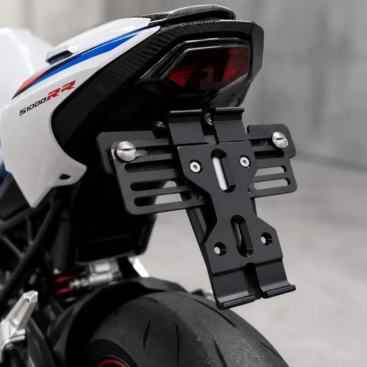 Motorrad Kennzeichenhalter Adapterplatte montiert auf Motorrad