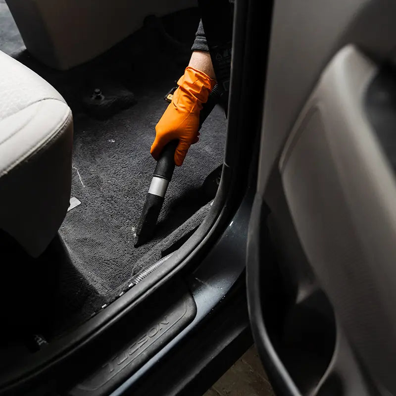 Auto wird gesaugt