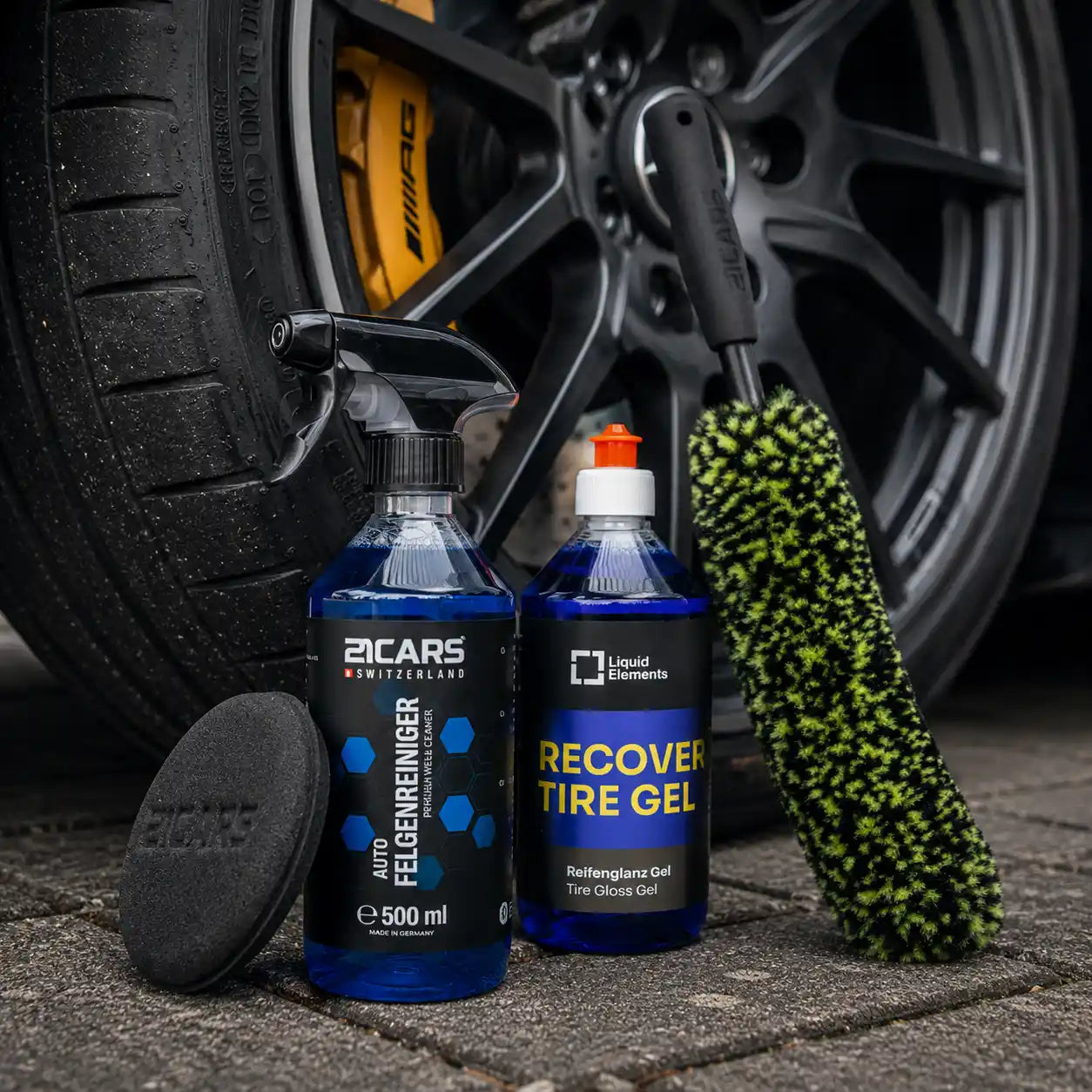 Reifenschwärzer Produkt Lifestyle Bild Recover Tire Gel mit 21CARS Felgenbürste und Felgenreiniger