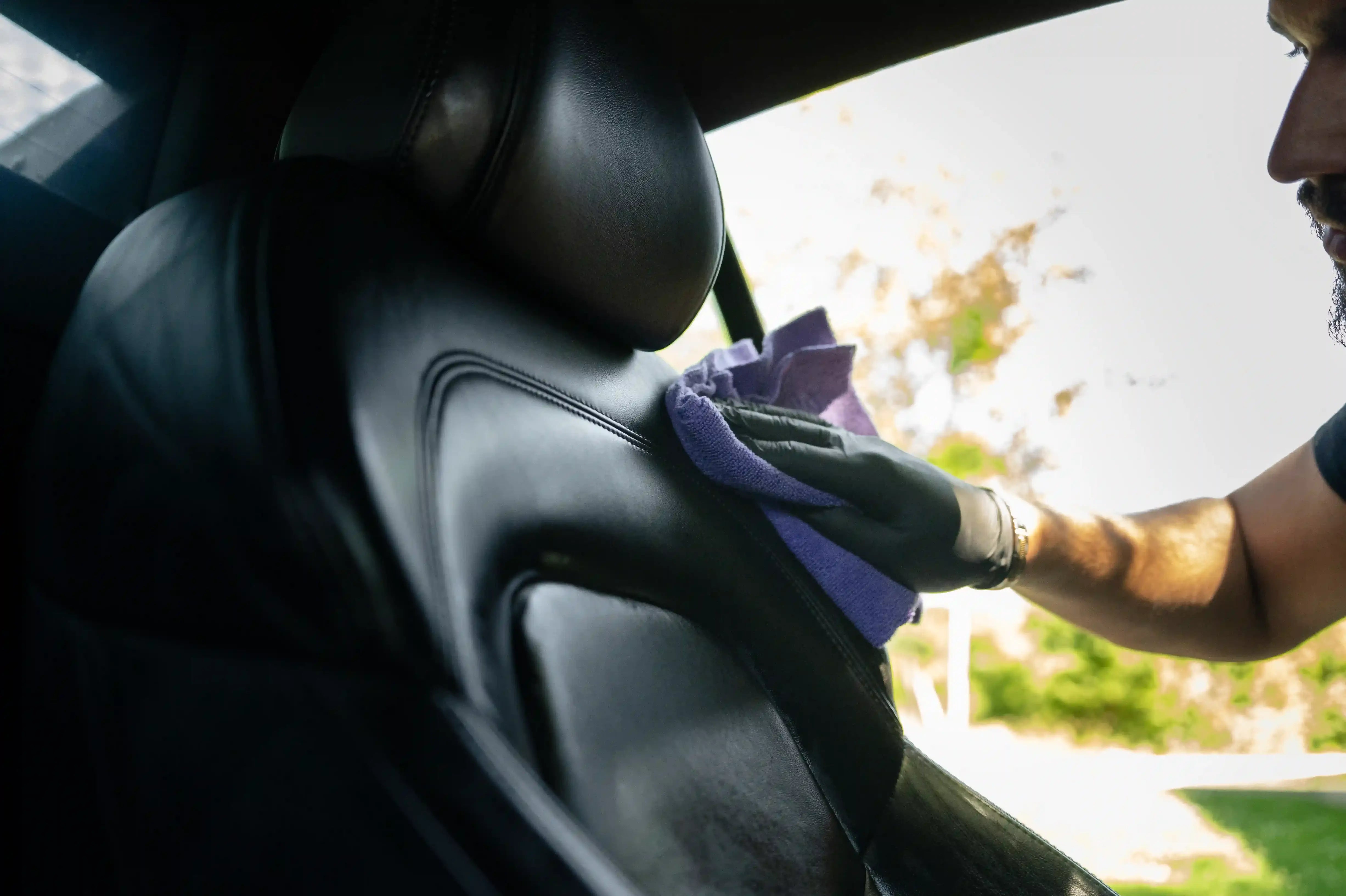 Auto Violett Mirkofaser Tuch Lifestyle im Audi R8 Cockpit
